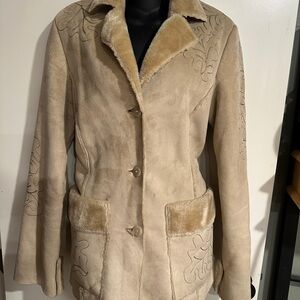 Appraisal Elegant Tan Women's Suede and Faux Fur Jacket With Foliage Stitching